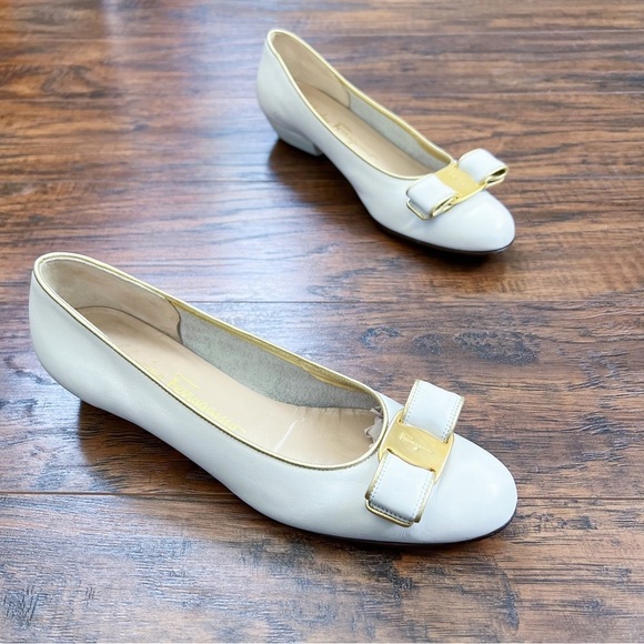 Salvatore Ferragamo Cream and Gold Heels with Classic Elegance - Picture 14 of 14